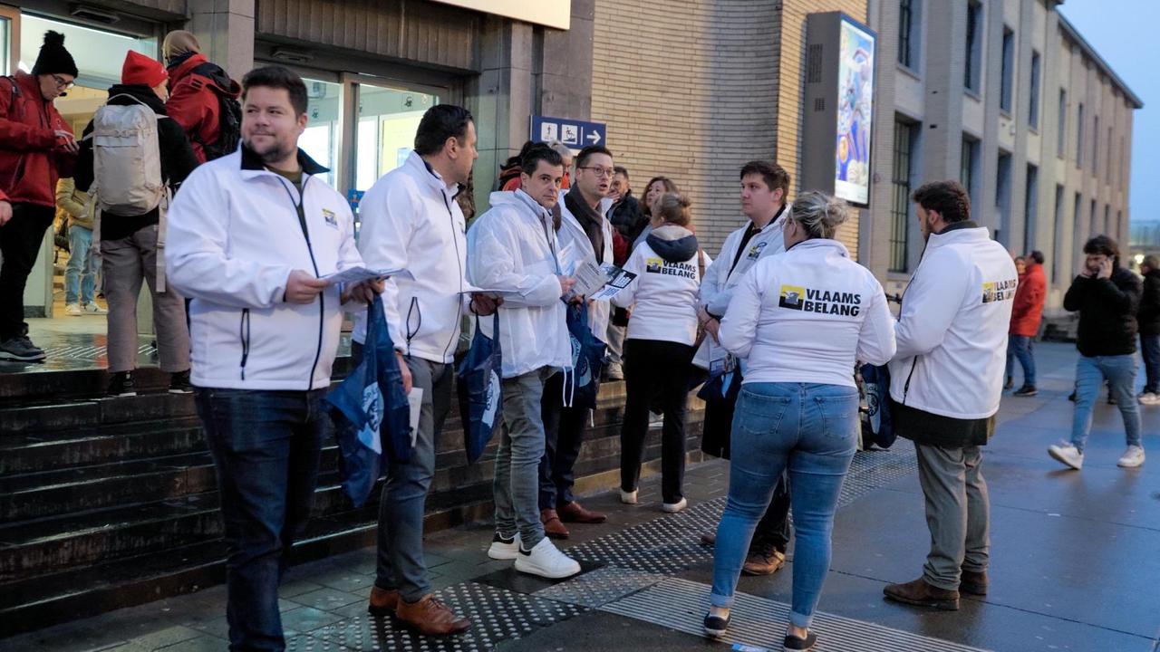 Actie station Kortrijk tegen regering De Wever