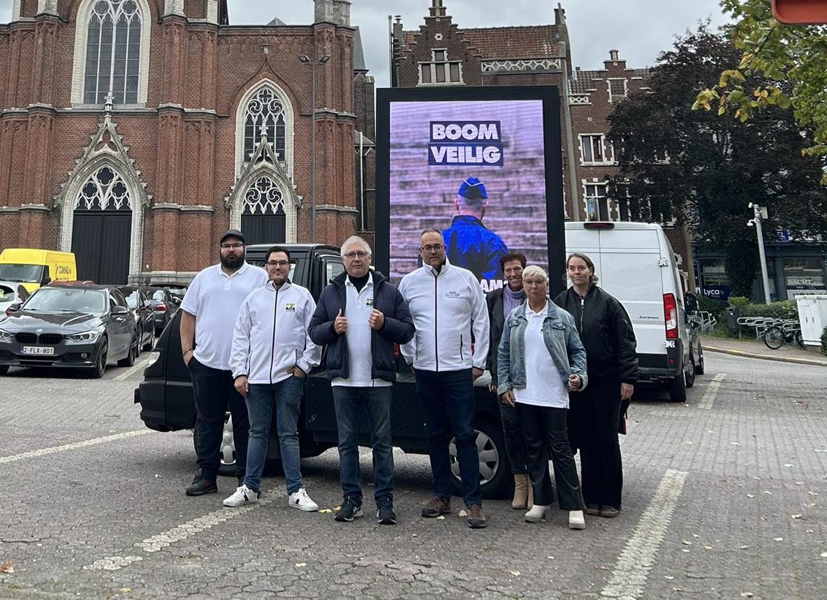 Vlaams Belang voert met LED-reclamewagen campagne in Boom