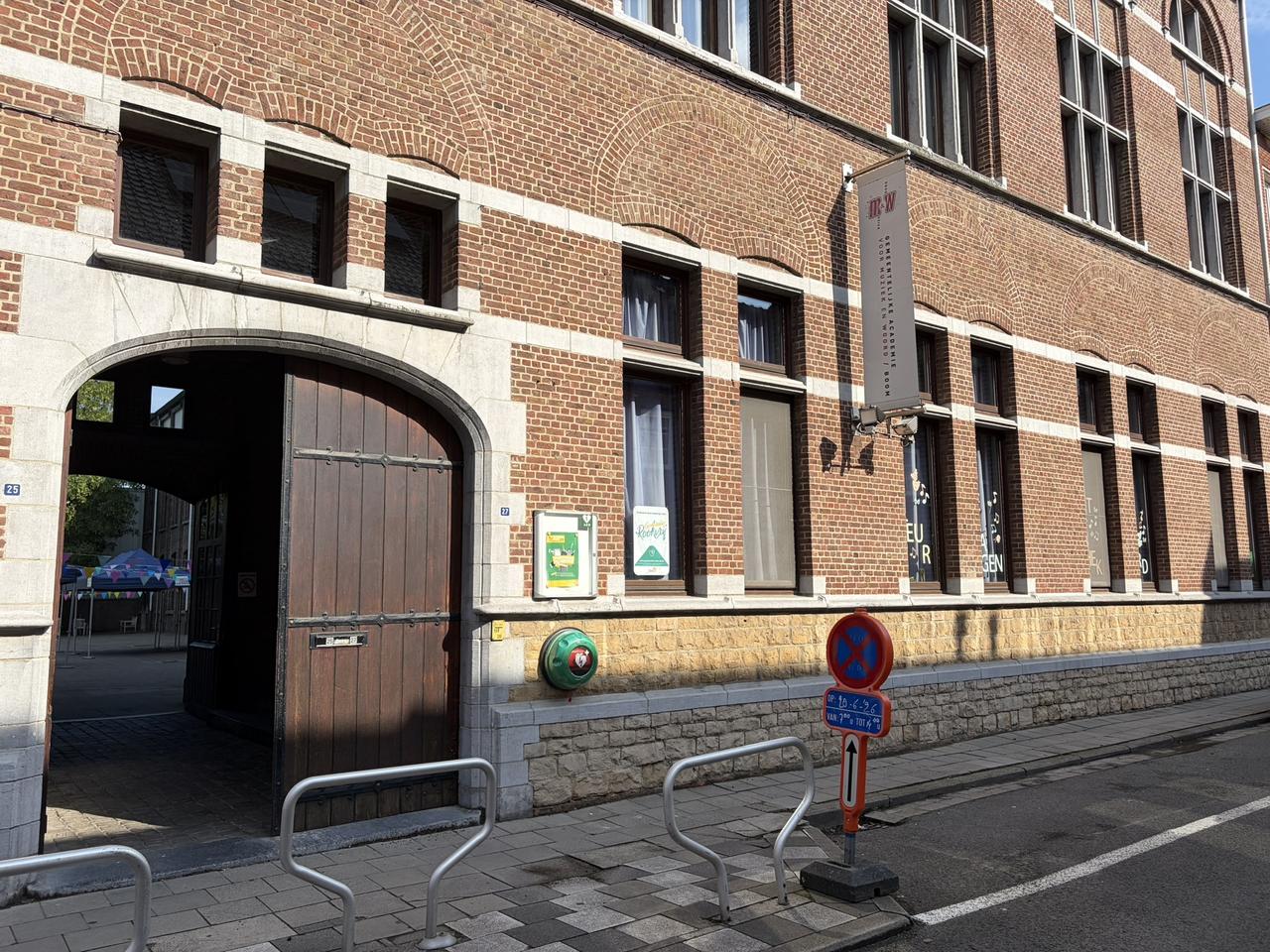 Verkocht voor 565.000 euro, vijf jaar terughuren voor 657.000 euro. Waanzin!
