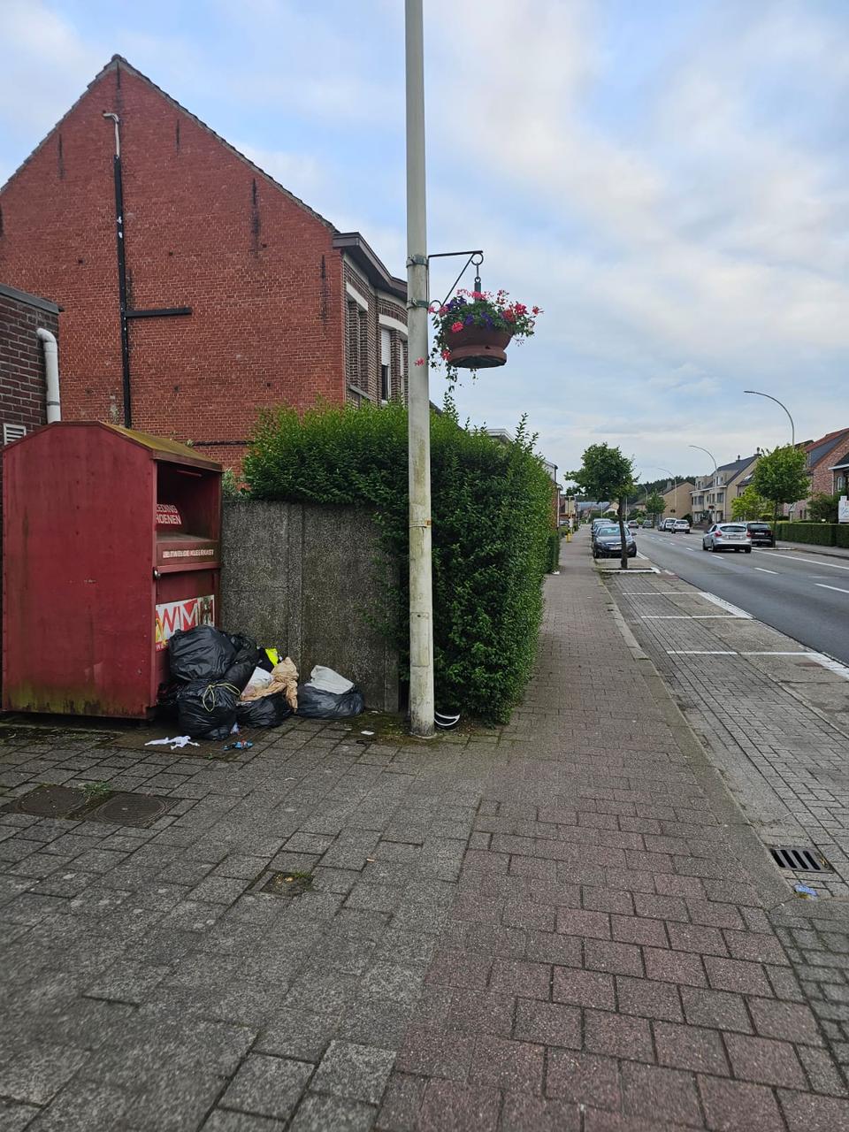 Vlaams Belang Zoersel roept de gemeente dringend op om aanbieders van kledingcontainers beter te controleren.