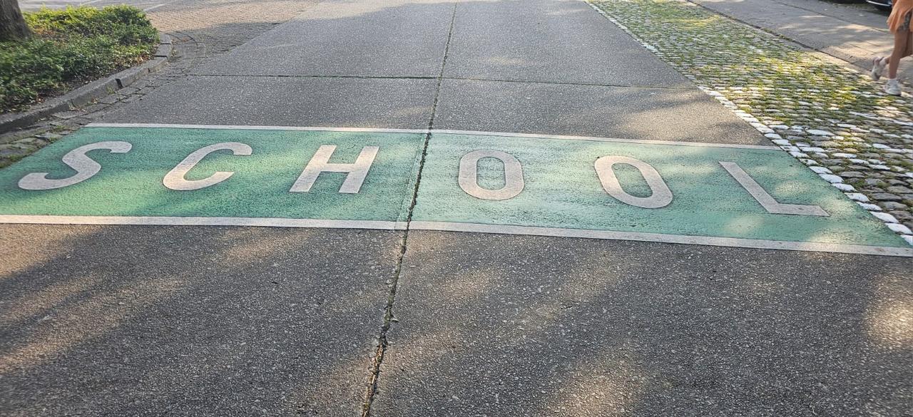 Vlaams Belang Zoersel pleit voor duidelijke wegsignalisatie rond schoolomgeving en beter onderhoud van bestaande signalisatie.