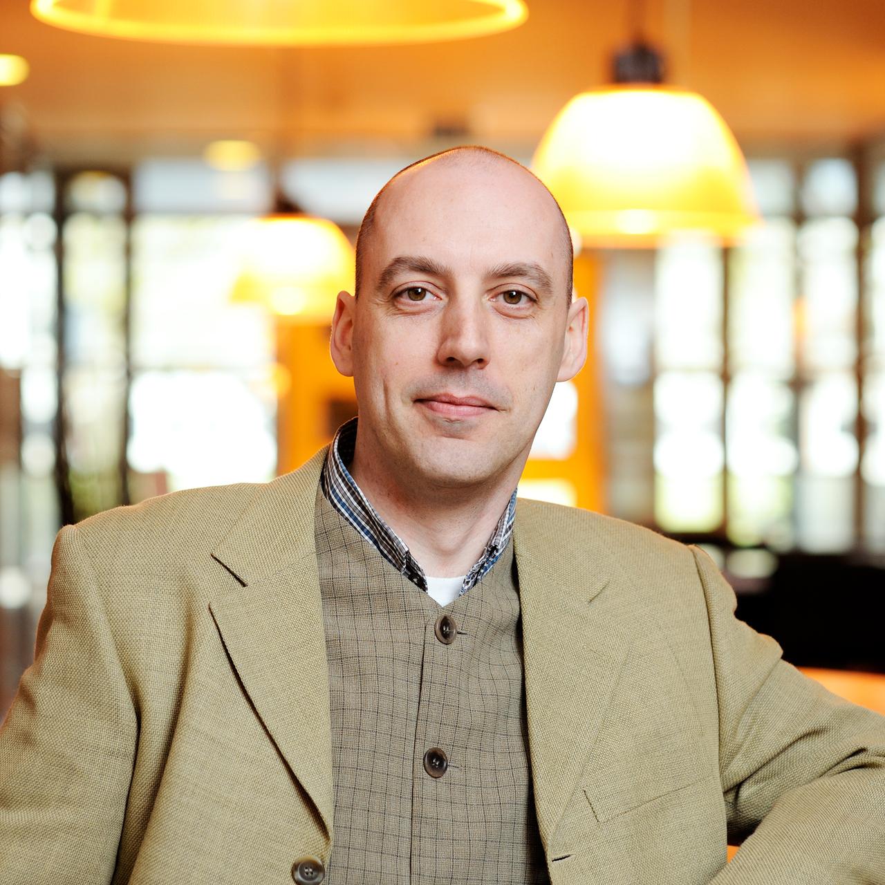 Prof. Dr. Tom Van Woensel vertelt waarom hij zich engageert binnen de Zoerselse politiek ...