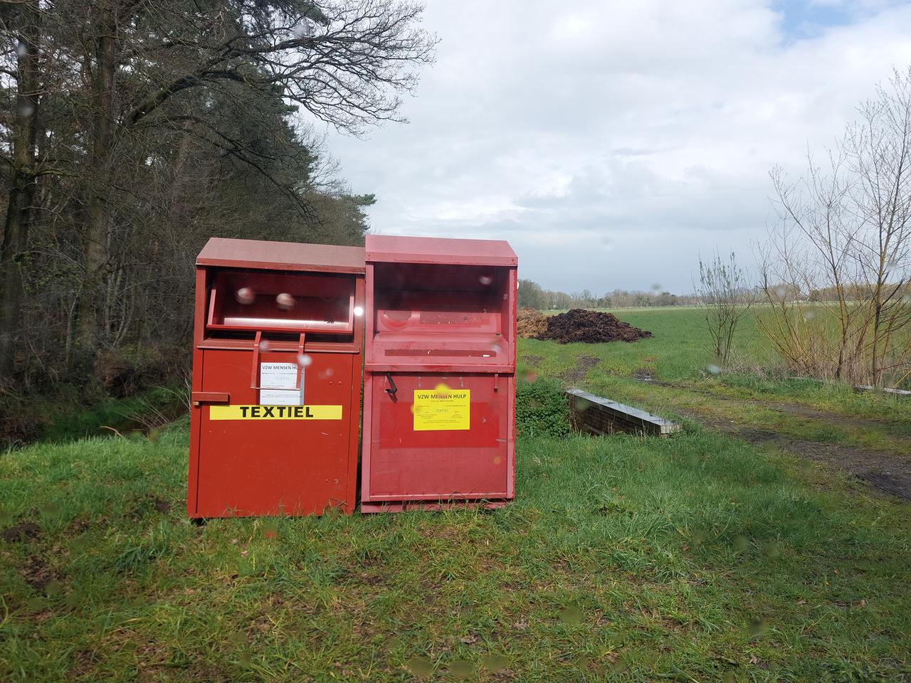 Vlaams Belang Zoersel betreurt gedoogbeleid illegale kledingcontainers door gemeentebestuur  Zoersel.