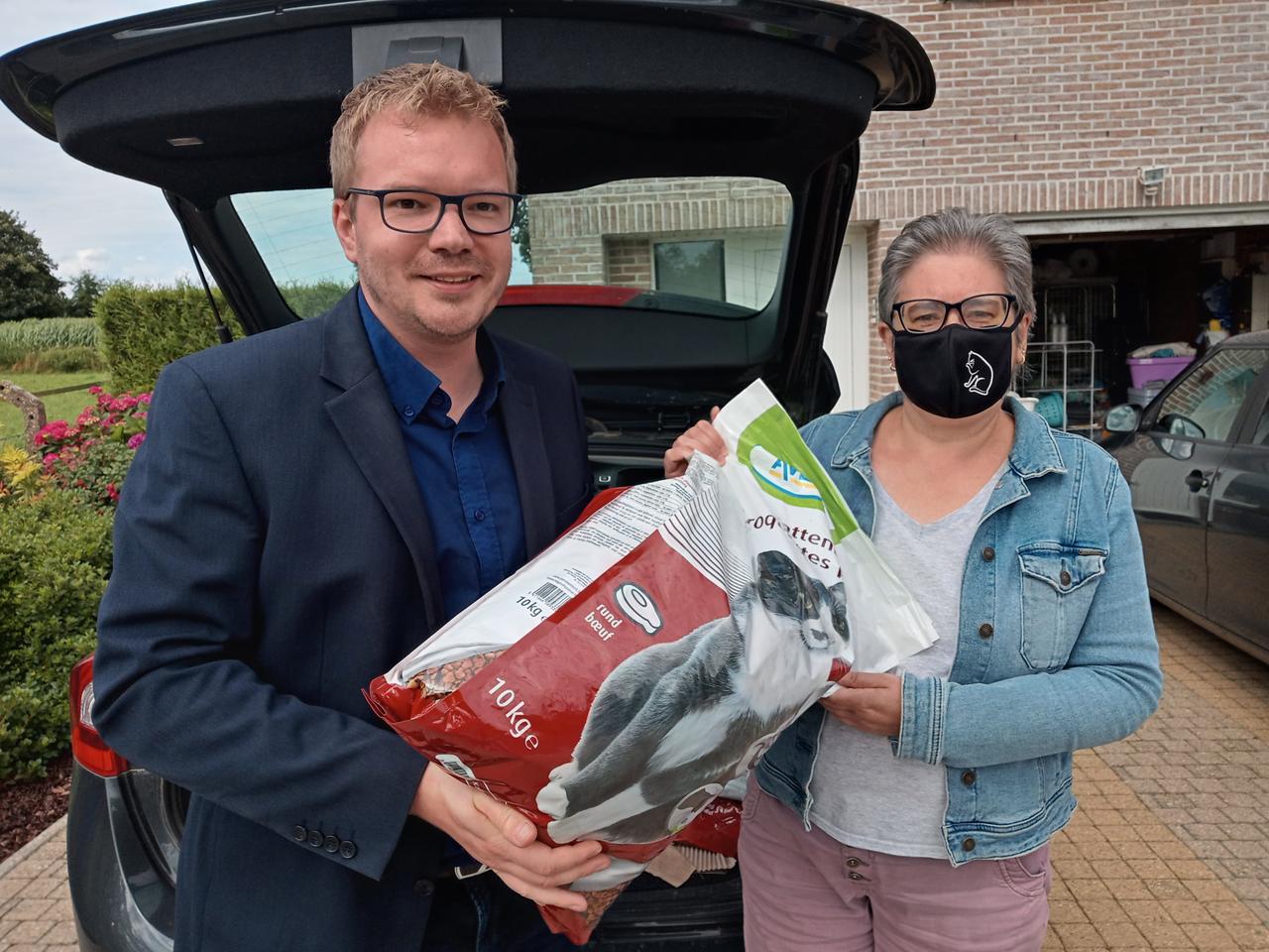 Vlaams Belang schenkt 60 kg kattenkorrels aan Poezensnoetje