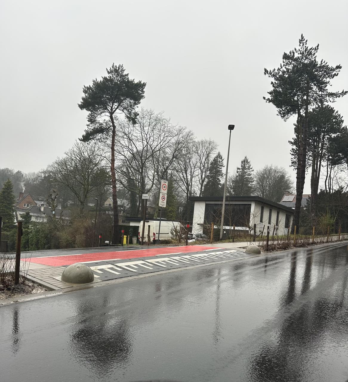 "Verkeersbollen in Alsemberg creëren gevaar in plaats van veiligheid"