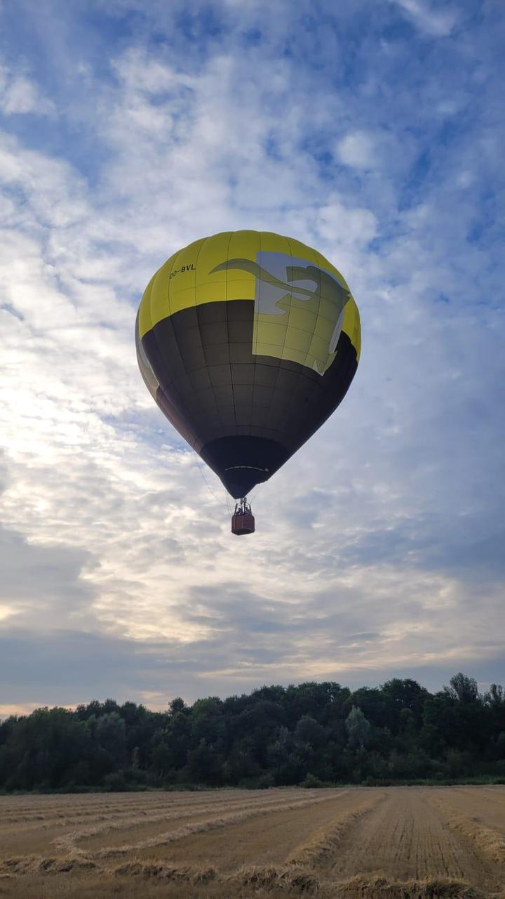 Vlaams Belang vliegt met eigen luchtballon boven Tienen