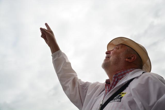 Vlaams Belang Tienen blijft zichtbaar aanwezig op de wekelijkse markt. Deze week gingen we op zoek naar de onbesliste kiezer of de zogenaamde "zwevende kiezer" die nog overtuigd dient te worden.