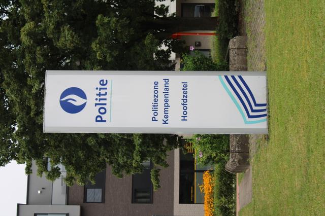 Aanwezige en nabije politie !