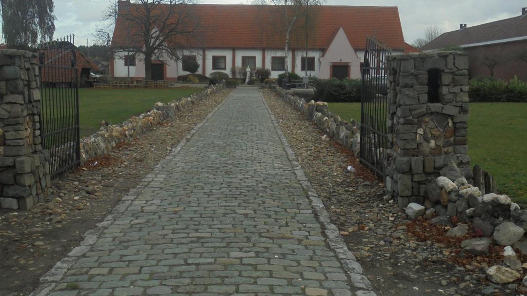 Staatssecretaris voor asiel en migratie De Moor vraagt kerkfabrieken in Leopoldsburg voor extra opvang asielzoekers