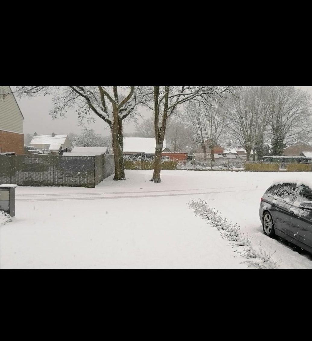 Sneeuw maakt wegen en fietspaden spekglad in Leopoldsburg !