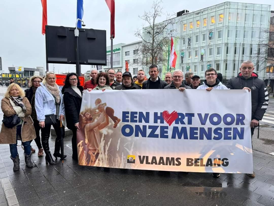 Vlaams Belang Limburg voert actie "Een Hart voor Onze Mensen" aan het station van Hasselt.