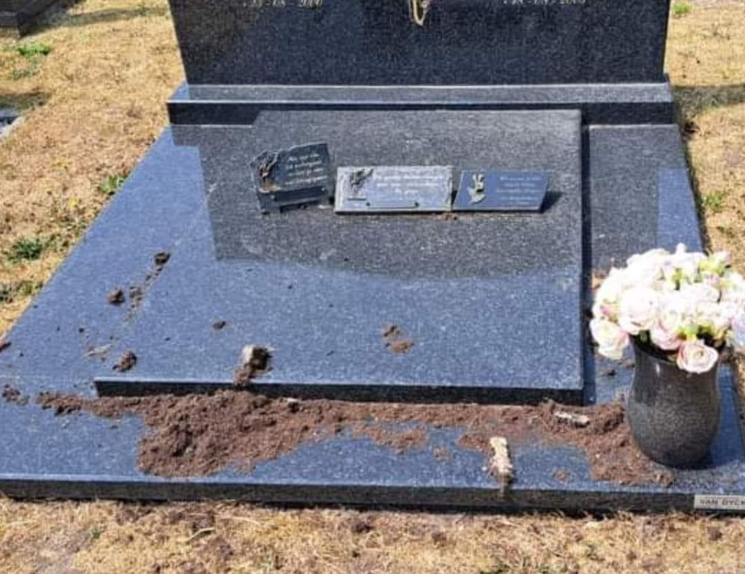 Vandalen vernielen grafzerken op kerkhof van Leopoldsburg !