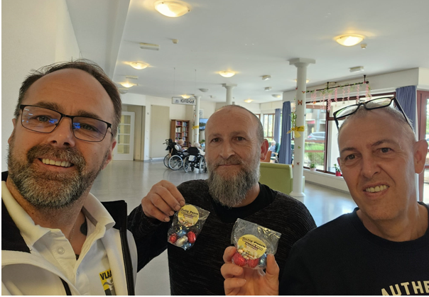 Vlaams Belang Heusden-Zolder brengt paasvreugde naar woonzorgcentrum