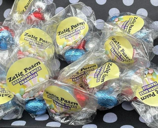 Vlaams Belang deelt paaseitjes uit op wekelijkse markt 