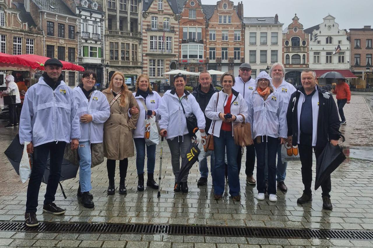 Boodschappentassen met “koop lokaal” om kiezers te bedanken