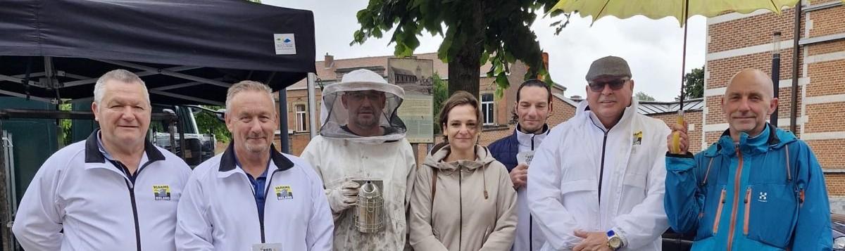 Vlaams Belang Dendermonde deelt bloemenzaadjes uit tijdens de Week van de bij