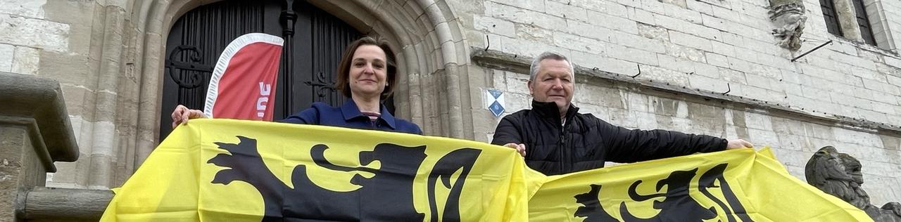 Vlaams Belang verspreidde 500 leeuwenvlaggen om de Ronde geel en zwart te kleuren