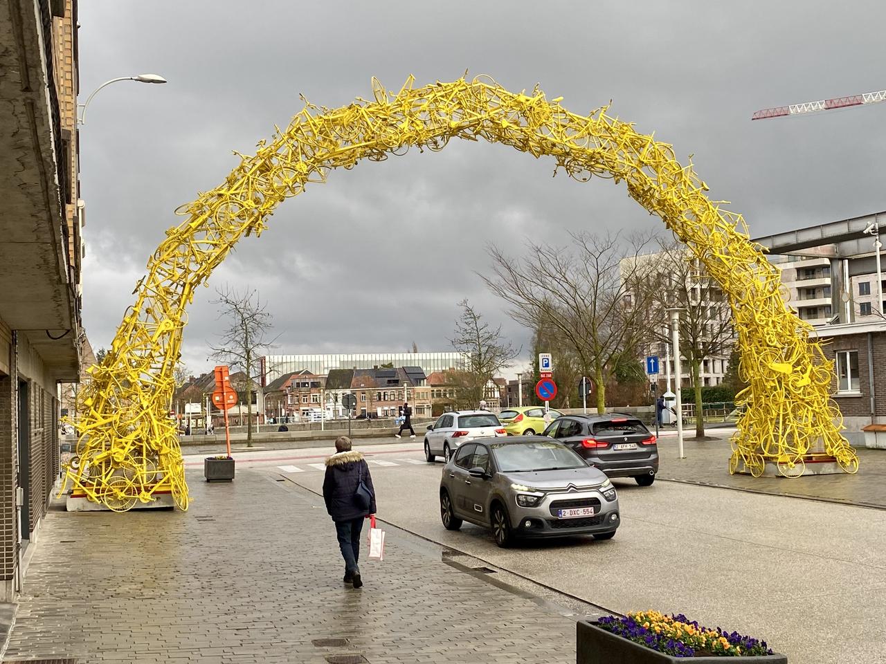 Gele triomfboog: symboolpolitiek terwijl Deinze snakt naar veiligheid
