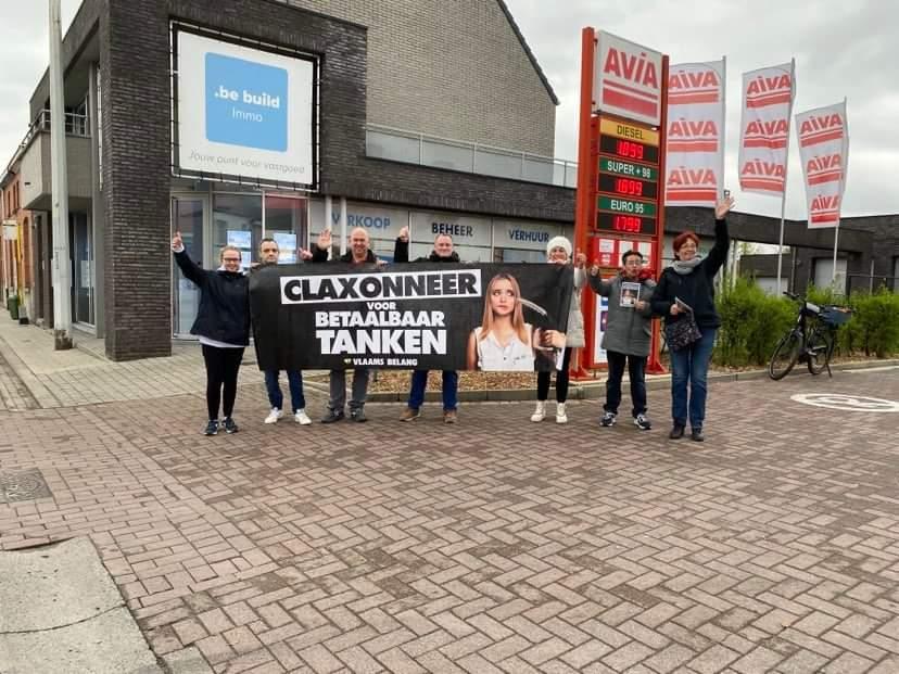 Vlaams Belang Beveren voert actie tegen hoge brandstofprijzen. 