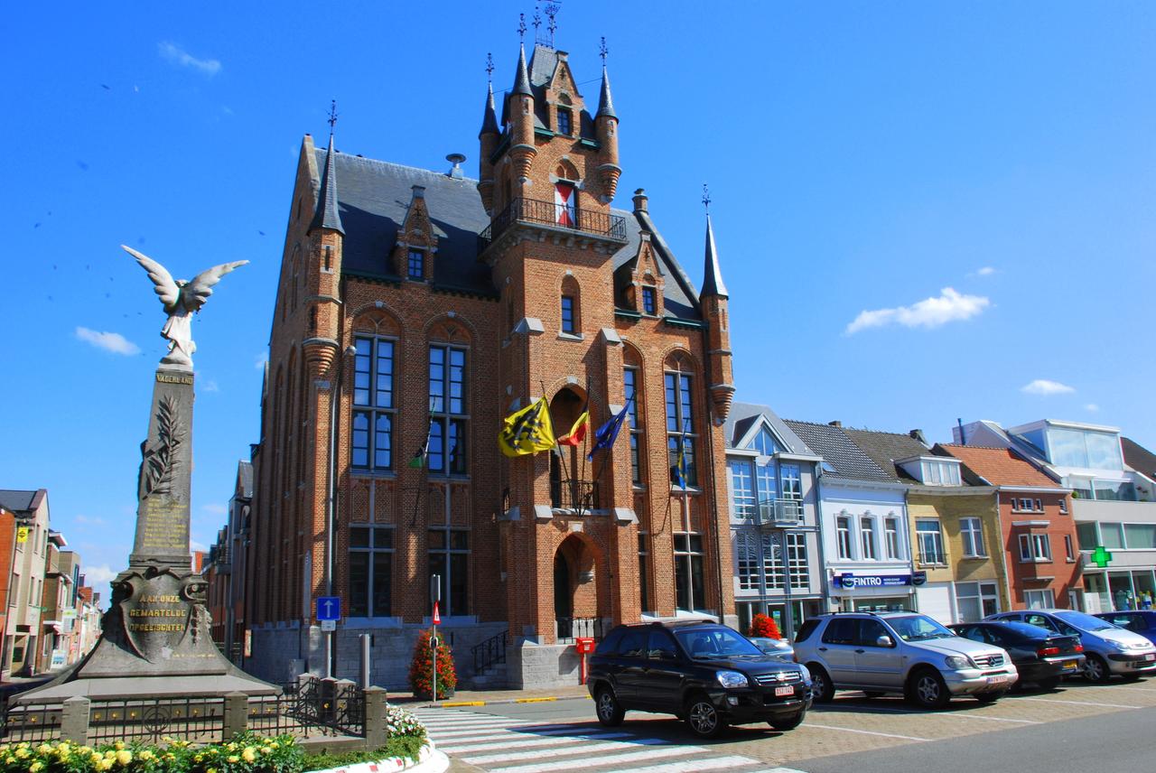 Schepen Grietje Cortebeek is vragen van Vlaams Belang over Woonanker Waas beu