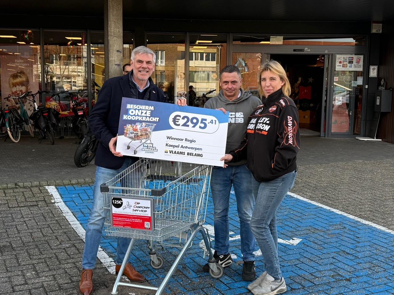 Erwin uit Ekeren wint goedgevulde winkelkar dankzij sociale campagne Vlaams Belang