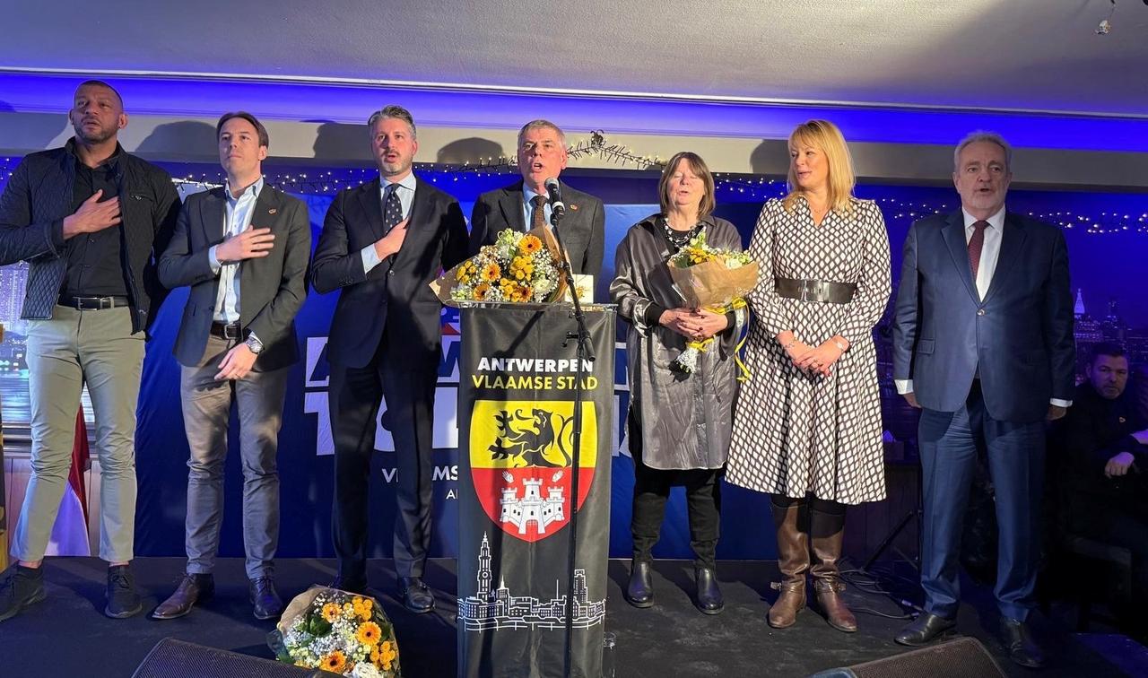 Vlaams Belang Antwerpen viert Nieuwjaar op Linkeroever en neemt slap veiligheids- en mobiliteitsbeleid op de korrel