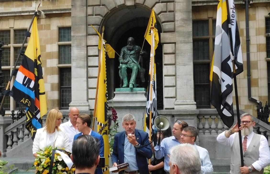 Vlaams Belang Antwerpen brengt bloemenhulde aan standbeeld Hendrik Conscience