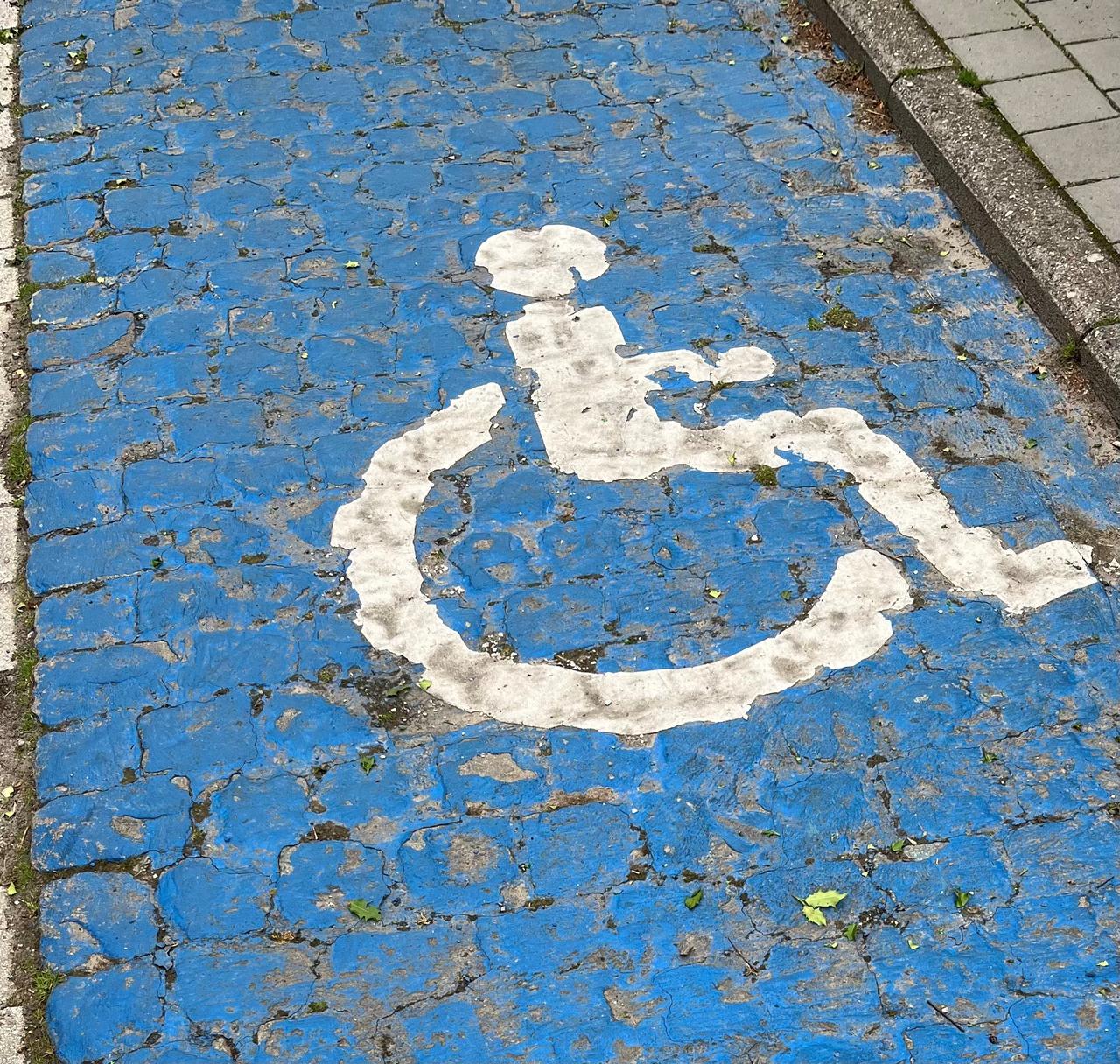 Schrijnend tekort en structureel misbruik van parkeerplaatsen voor personen met een handicap: “Antwerpen faalt in inclusie en handhaving!”