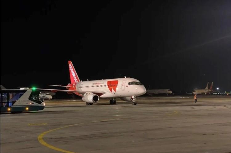 Fractieleider Sam van Rooy klaagt criminele actie 'Code Rood' aan Deurnese luchthaven aan