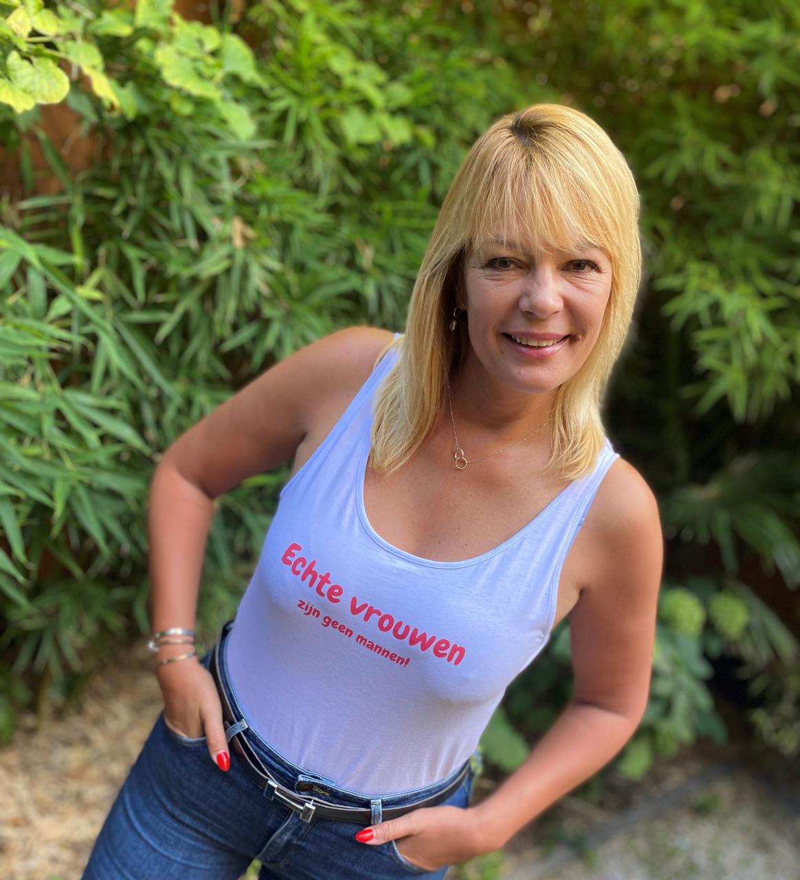 Ex-Miss België en Vlaams Belang politica Anke Van dermeersch lanceert “Échte vrouwen zijn geen mannen”-T-shirt en campagne