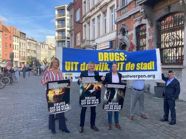 DRUGS UIT DE WIJK, UIT DE STAD!