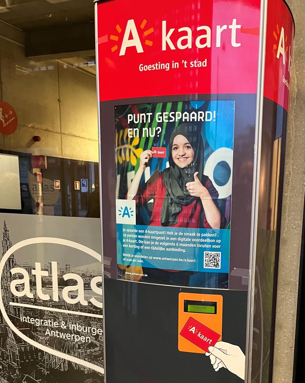 Vlaams Belang dwingt stad tot verwijderen hoofddoekfoto’s op A-kaartzuilen