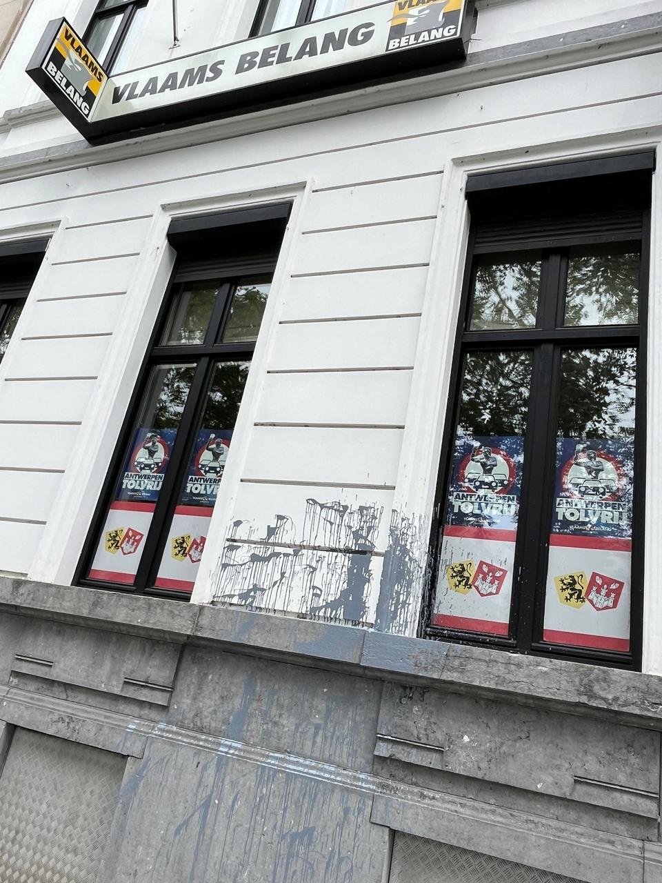 Vandalisme tegen Vlaams Belang-secretariaat op de Amerikalei: dader laat verfpot met vlag van Islamitische Republiek Iran achter