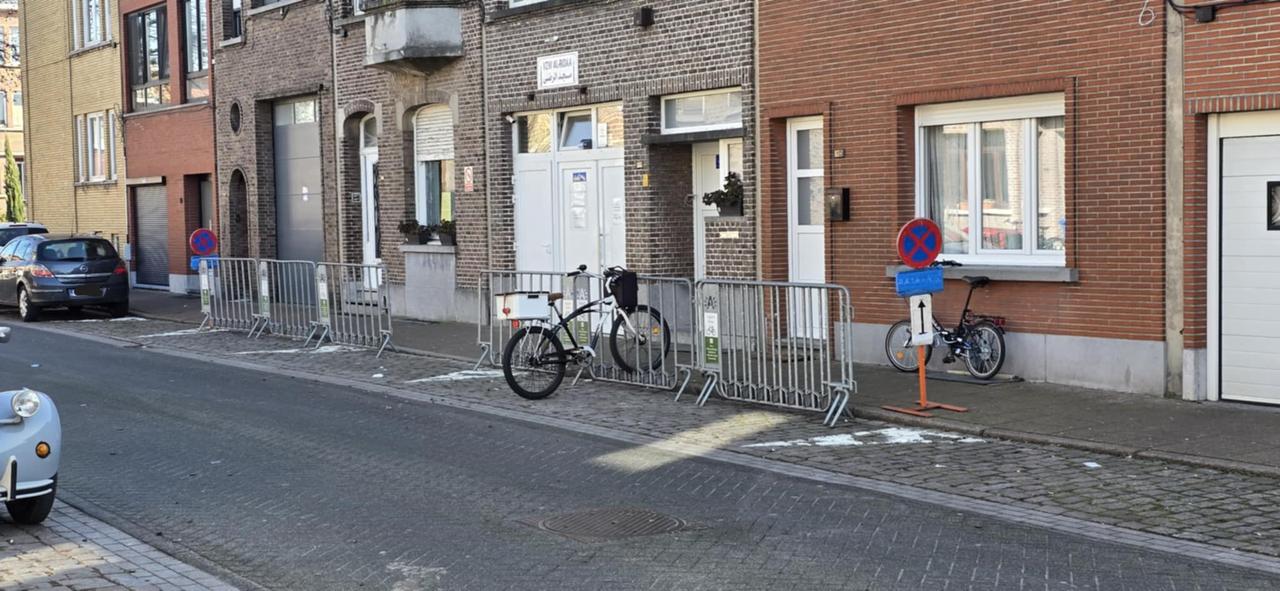 Stad Antwerpen creëert extra overlast en parkeerchaos aan moskee in Deurnese Mattheus Corvensstraat