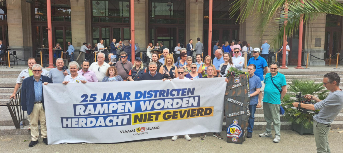 Vlaams Belang Antwerpen voert actie tijdens viering van 25 jaar districten: "Rampen worden herdacht, niet gevierd."