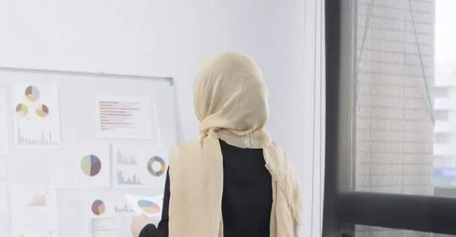 Kledingvoorschriften in Antwerpse ziekenhuizen: schepen van Doesburg weigert duidelijkheid