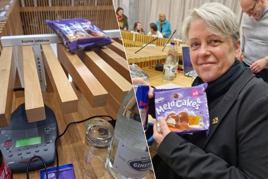 Symbolische steun: Vlaams Belang verschijnt met melo-cakes in de gemeenteraad