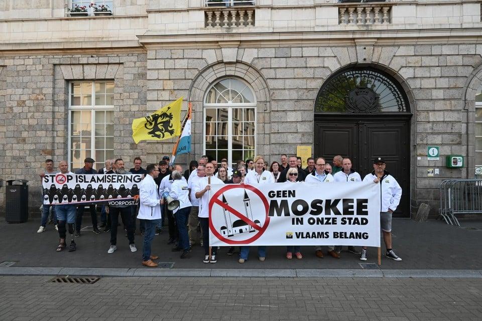 Vlaams Belang demonstreert tegen geplande moskee in Menen: “We zijn niet langer de zwijgende meerderheid”