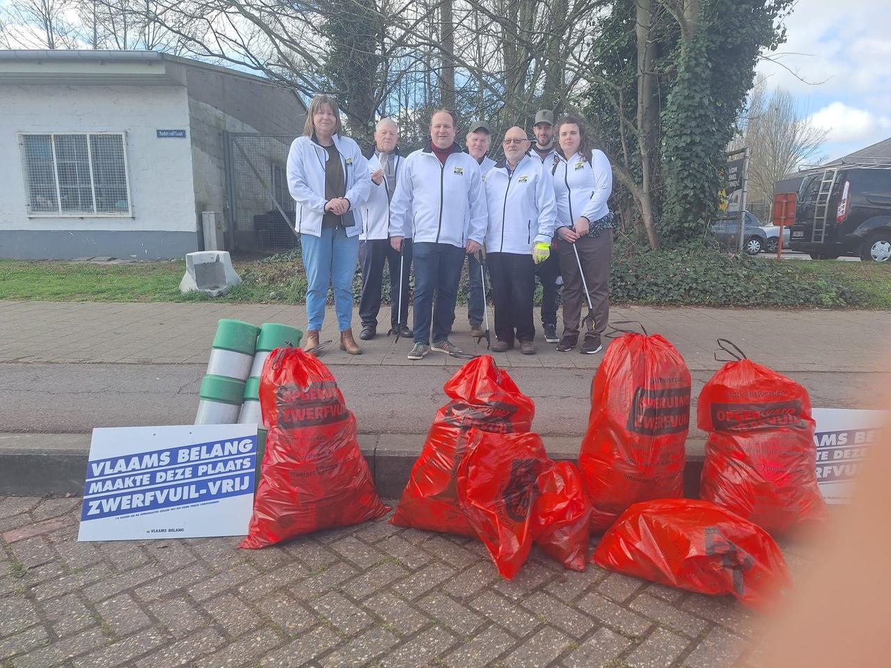 Vlaams Belang raapt meer dan 50 kilogram aan zwerfvuil en sluikstort