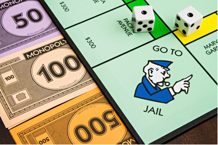 Izegemse Monopoly-editie:versterking van lokale trots ondanks tegenstand van Vooruit en Groen.