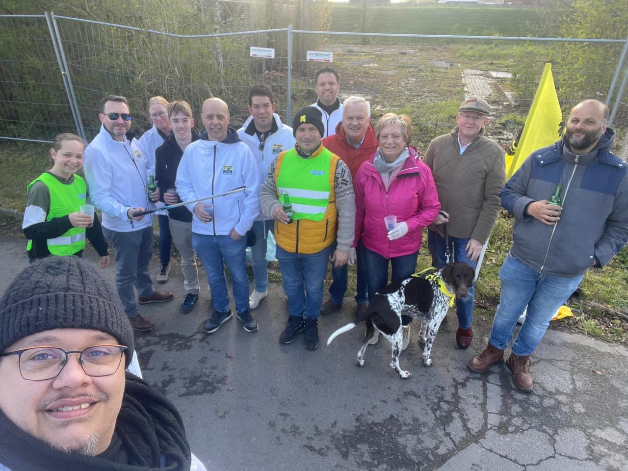 Vlaams Belang Waregem ruimt zwerfvuil: “Sensibiliseren alleen volstaat niet, er is een harde aanpak nodig”