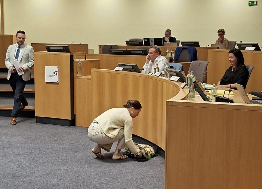 Meerderheid past reglement snel aan om oppositie buiten te houden bij kransneerleggingen