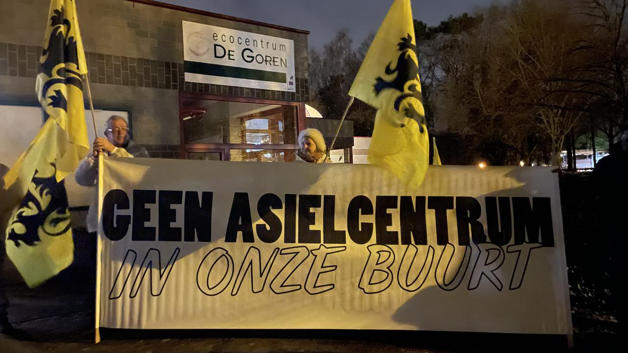Vlaams Belang voerde actie aan infoavond over asielopvang in Mol