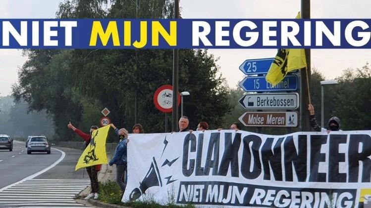 "Niet mijn regering!" Vlaams Belang Mol en Balen voeren actie aan druk kruispunt in Mol