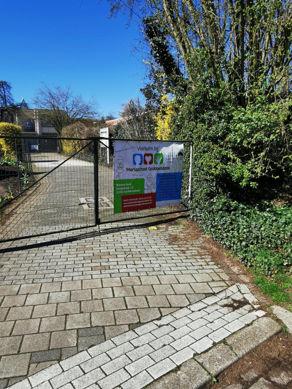 Onveilige verkeerssituatie aan uitgang Mariaschool in de Melkerijstraat (en Schransstraat).