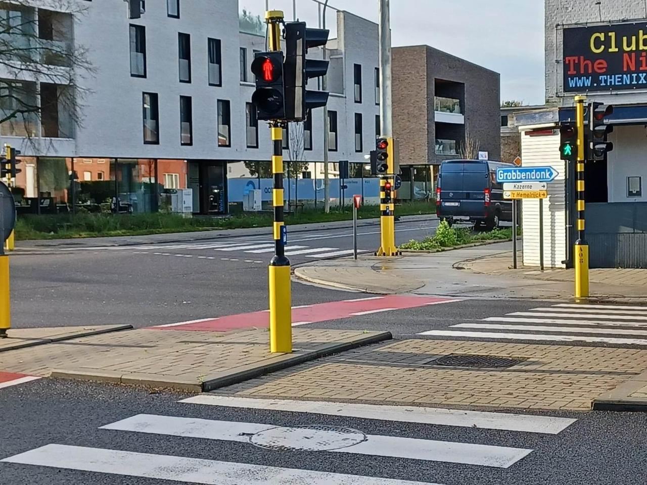 VERKEERSLICHTEN AAN KRUISPUNT LINDEKENS