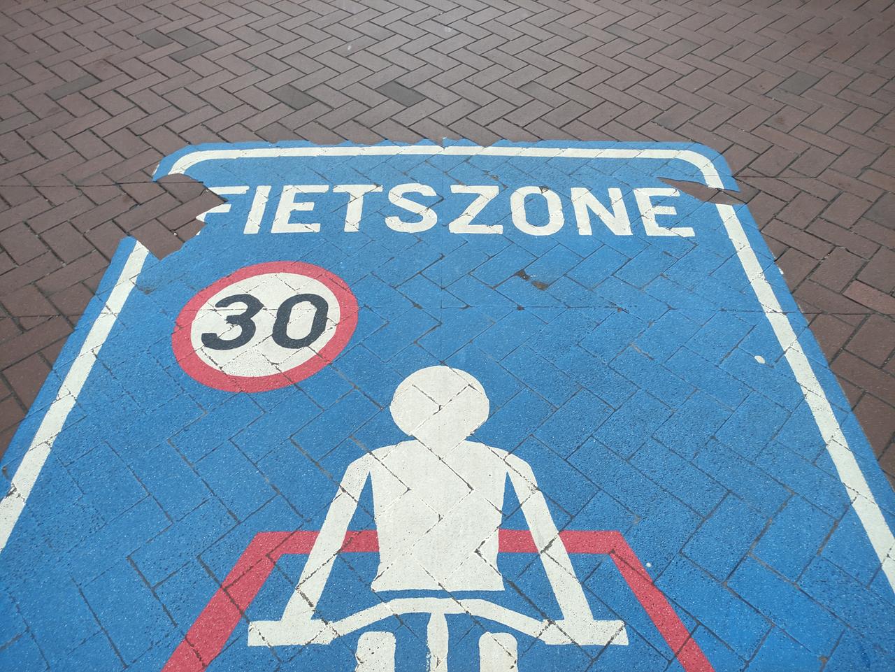 Wegmarkeringen fietszone na 3 maanden al versleten