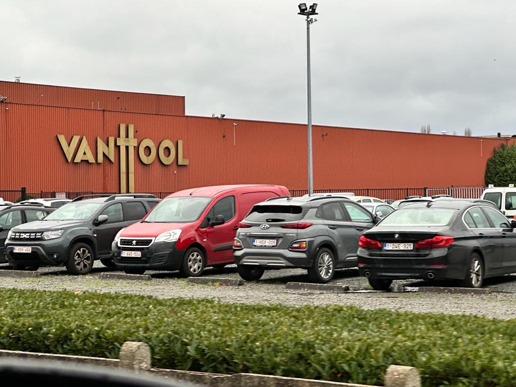 Vlaamse regering draagt loodzware verantwoordelijkheid voor ontslagen bij Van Hool