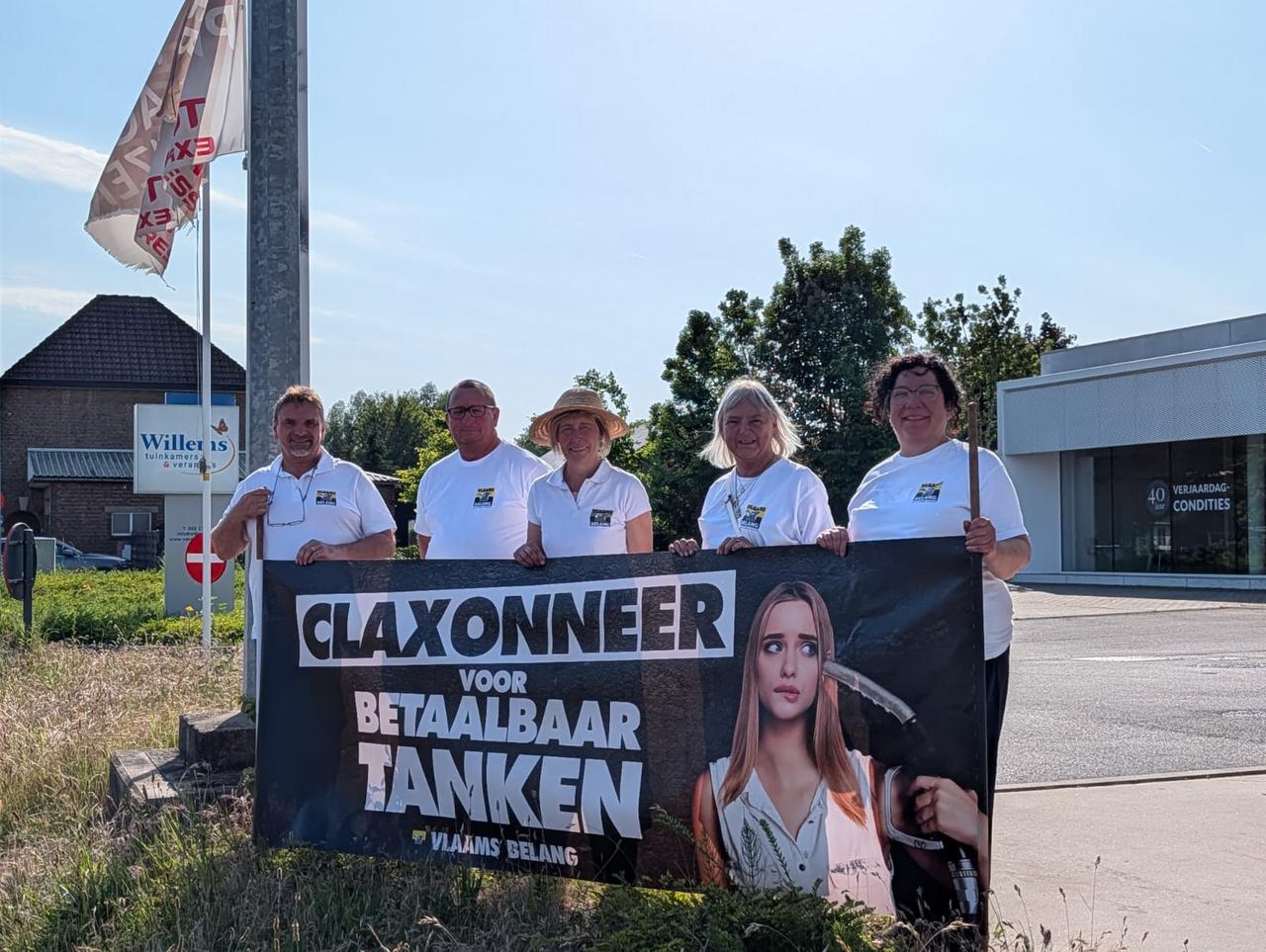 Actie spandoek 'Te hoge brandstofprijzen'