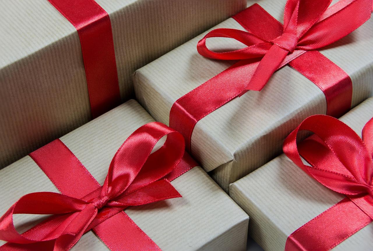 Vlaams Belang schenkt tientallen kerstpakketten in Geraardsbergen